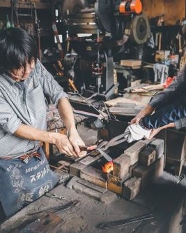 元刀鍛冶工房で鉄から作るレターオープナー