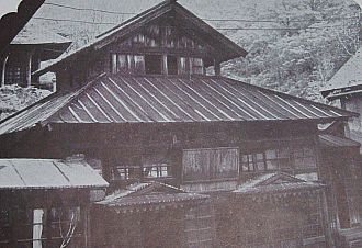 今は無き共同浴場の熱湯(後ろに薬師堂が見える)