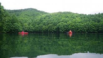 鏡のような湖面を遊ぶ(22日午前のカヤック体験)