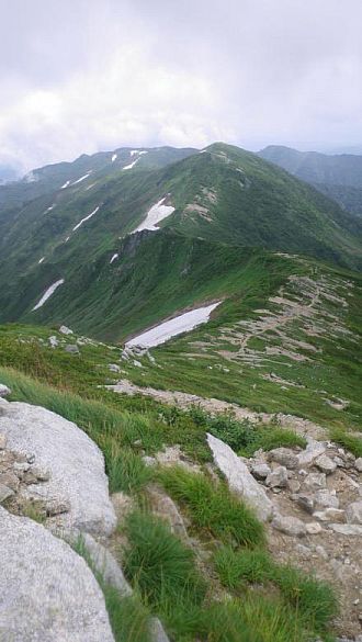 御秘所と草履塚。御前坂の下りで一瞬だけ晴れ間が。（23日）