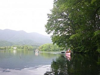 鏡の様な静かな湖面