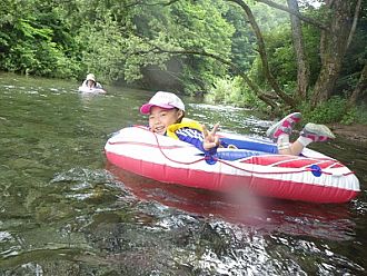 初乗りの浮き輪ボートも余裕の笑顔