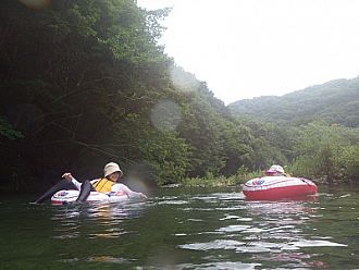 ぷかぷか浮かんで流れて、気持ちいいねぇ♪