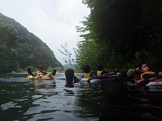 みんなで浮かんで流れて、たのし～～い！