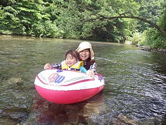 お母さんと一緒に川流れ♪