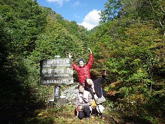 中津川渓谷の看板にて、笑顔いっぱいのポーズ！