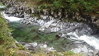 透明感あふれる中津川の流れ