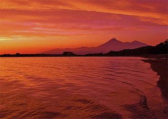 磐梯山と湖畔の夕陽