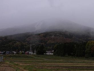 13時半過ぎの磐梯山麓（猪苗代町から）