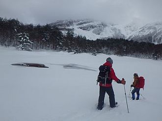 銅沼の水がまだしっかり見えています。