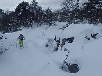 大きな岩の姿もまだまだ露わです。