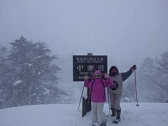 桧原湖はまだ結氷していないので中瀬沼展望台へ。いつもに増して水墨画のよう。