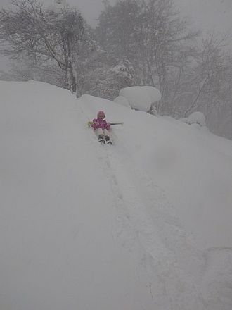 雪の滑り台も、ちゃっかり楽しみました♪