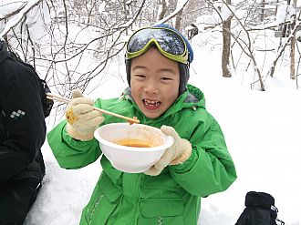 雪の上のランチは美味しいねーーー！！