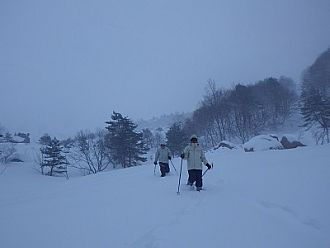 吹雪の中、火口壁を歩きました