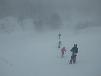 猛吹雪で視界真っ白な世界に。