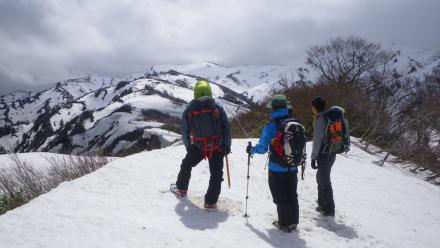 下山途中に振り返ると、主稜線がくっきり。