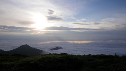 大朝日小屋から見る小朝日岳と雲海（19日）