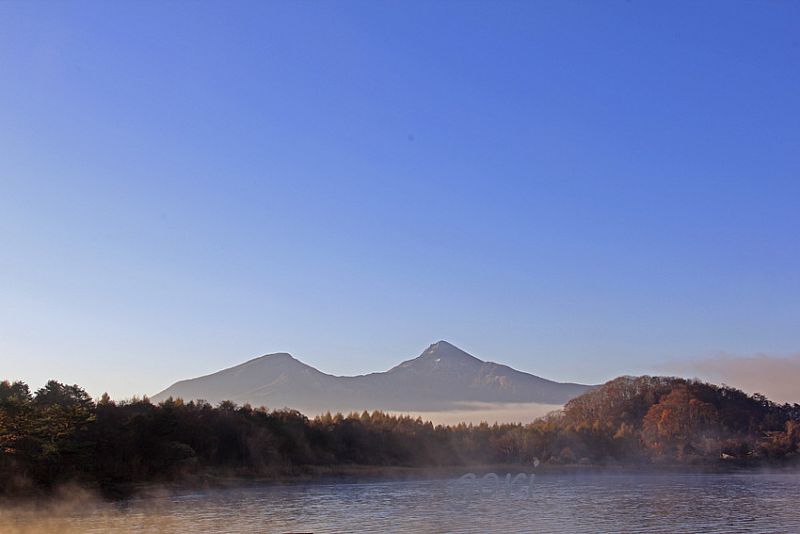 桧原湖畔からの磐梯山