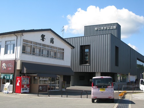 野口記念館前広場