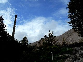 精錬煙突とズリ山