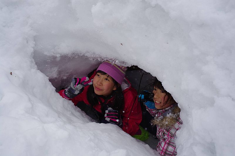 雪の穴でウサギになりきって