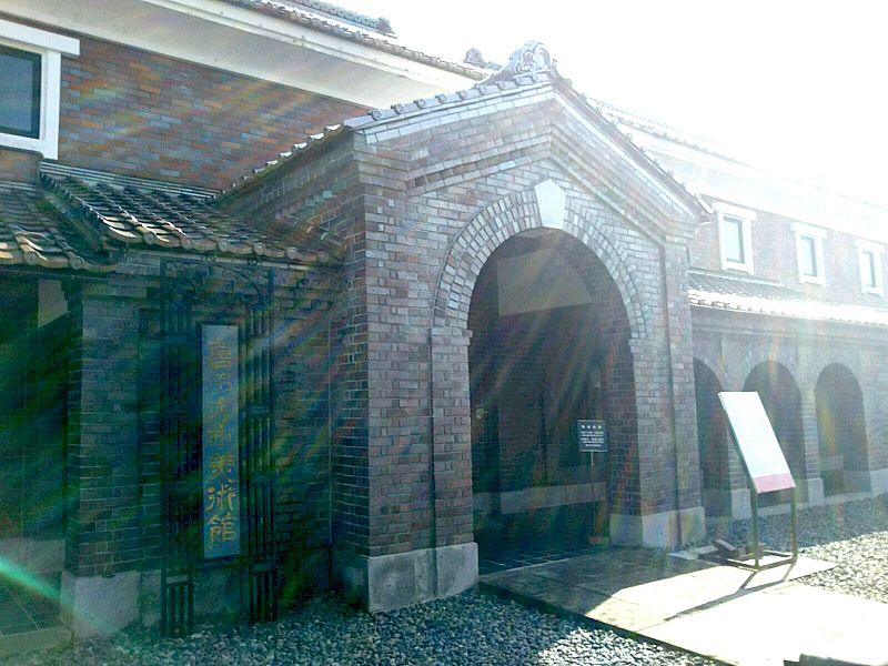 煉瓦造りの入り口