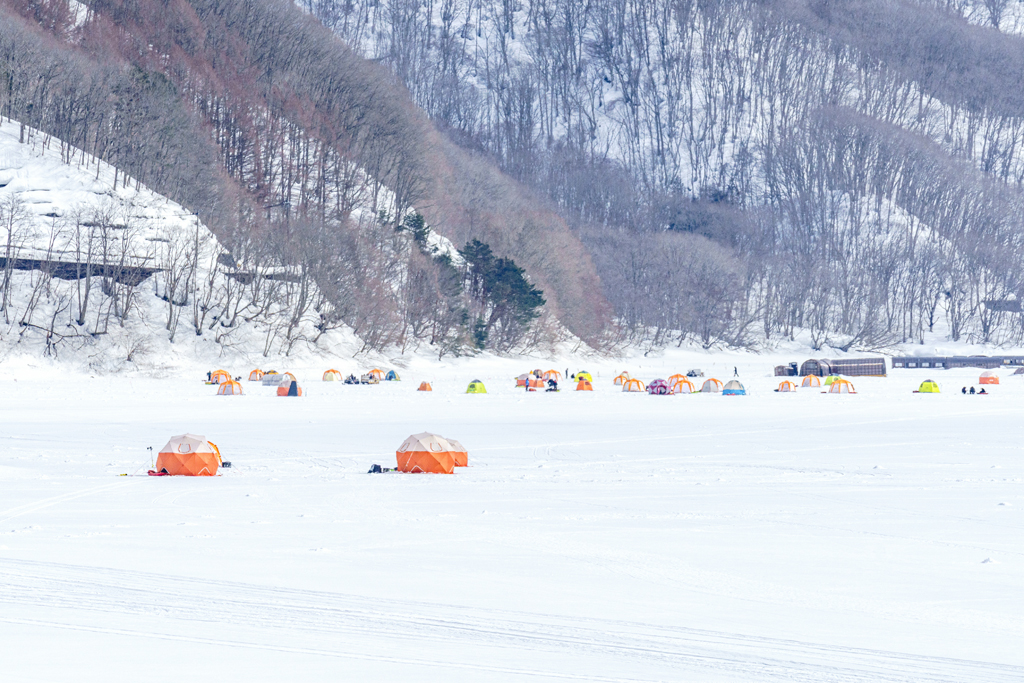 桧原湖（わかさぎ釣り氷上テント）